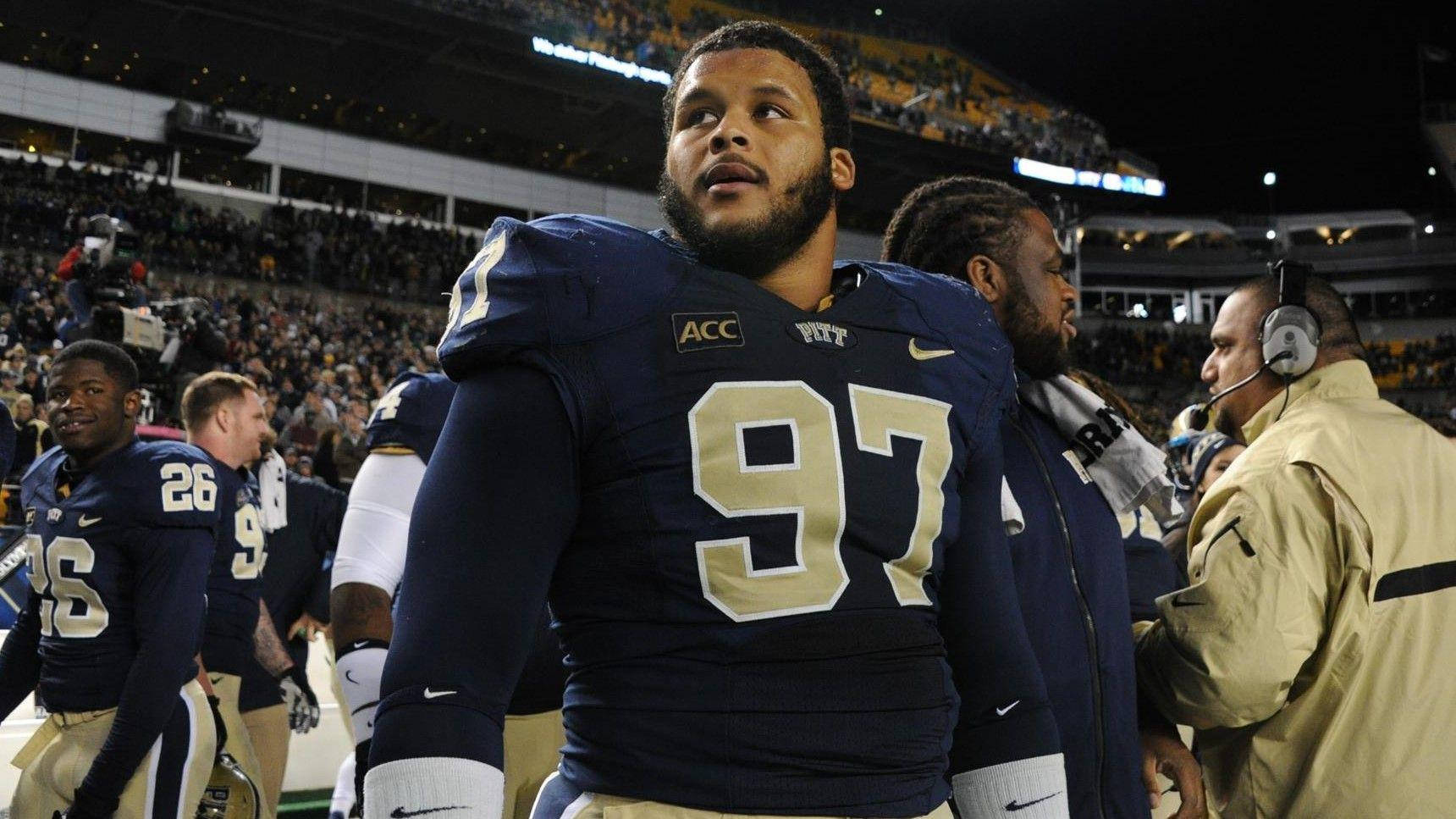 Nfl Footballer Aaron Donald Raw Candid Shot Wallpaper