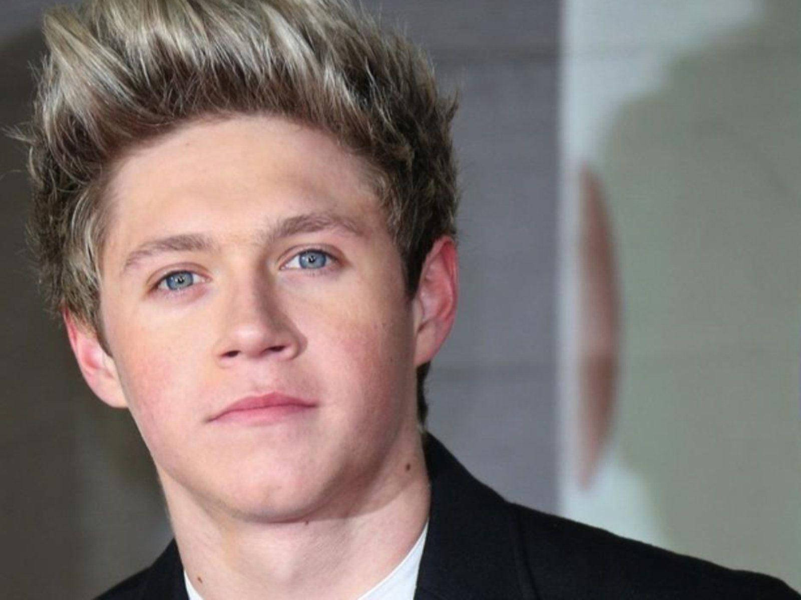 Niall Horan Blue Eyes Wallpaper