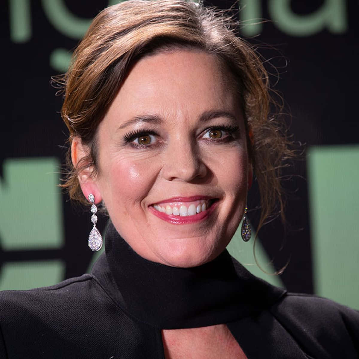 Olivia Colman Glows In Sophisticated Attire Wallpaper