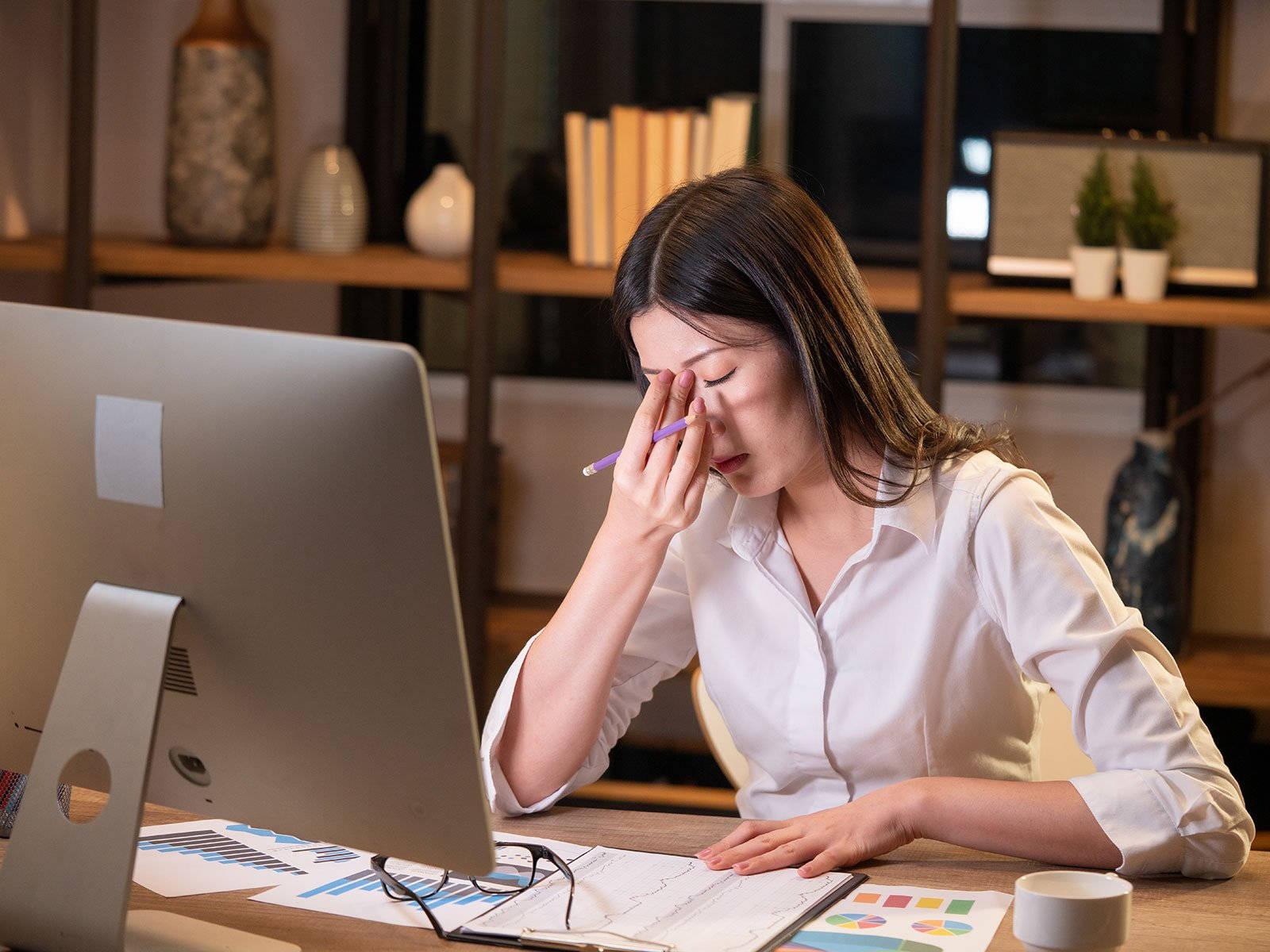 Overwhelmed Female Secretary At Work Wallpaper