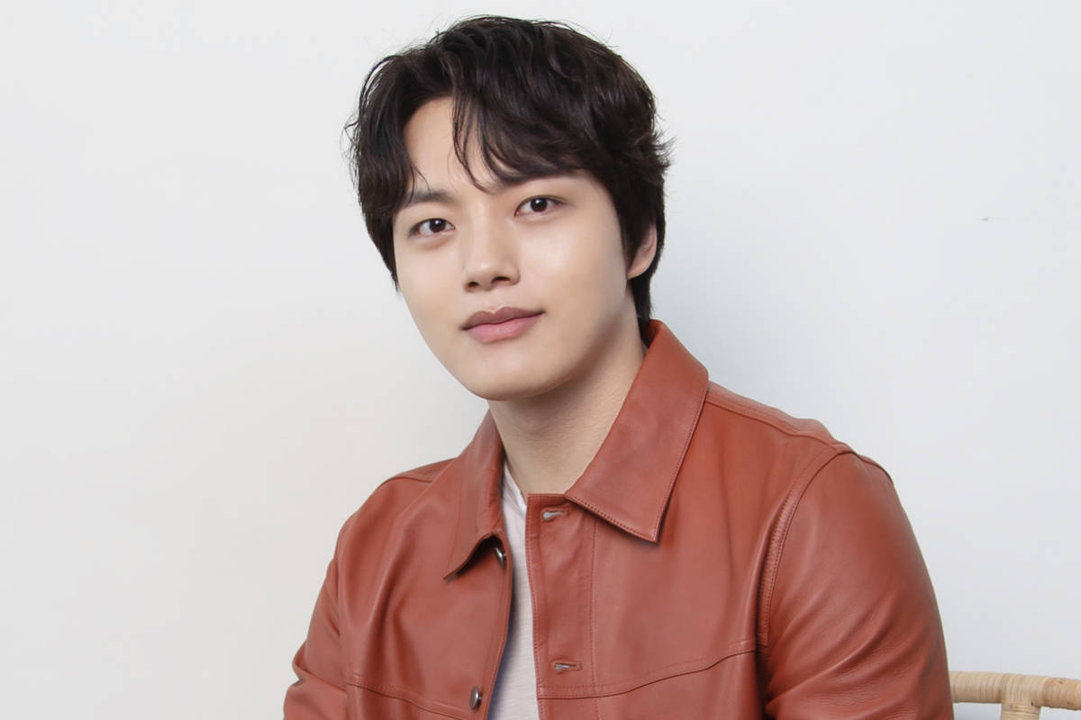 Popular South Korean Actor Yeo Jin Goo Flaunting A Stylish Leather Jacket. Wallpaper