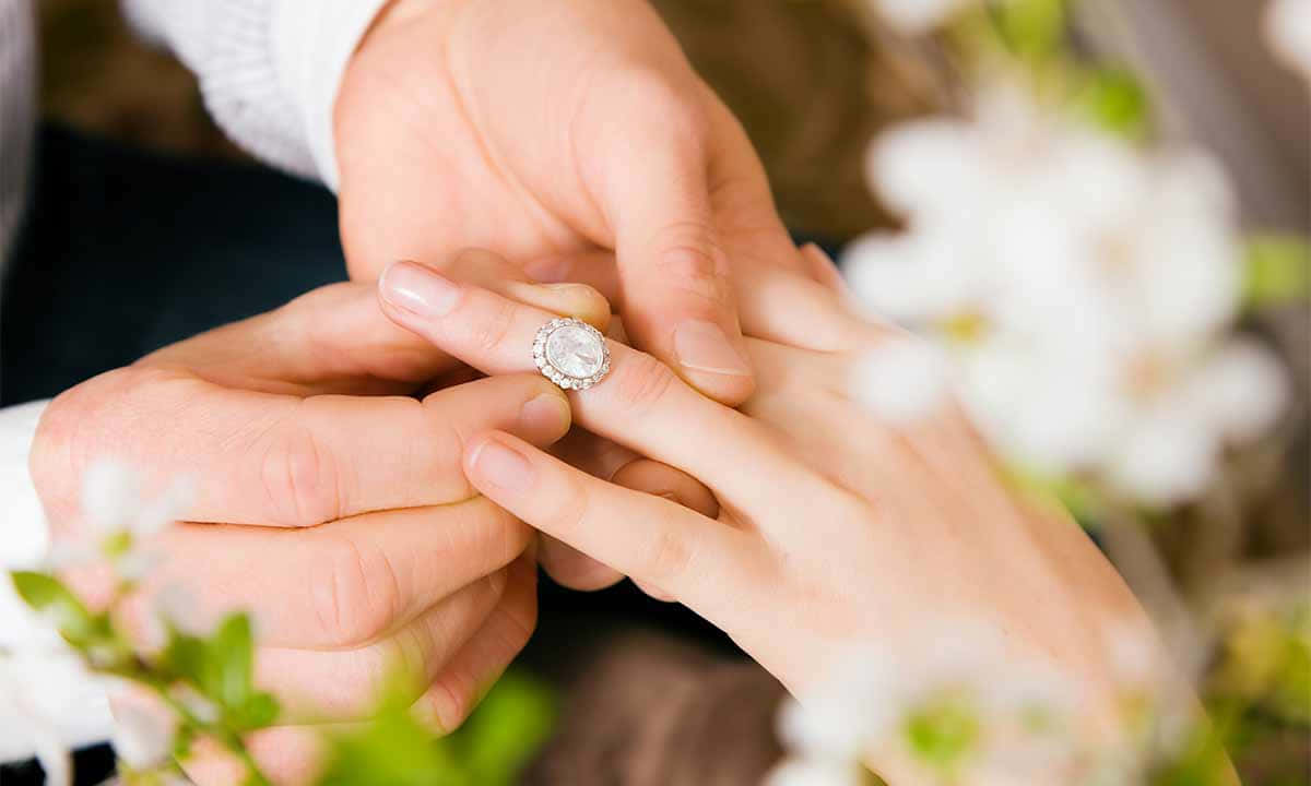 Pretty Engagement Ring Couple Design Wallpaper