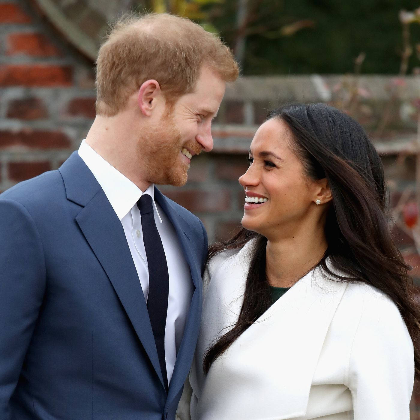 Prince Harry And Meghan Markle's Endearing Glance Wallpaper