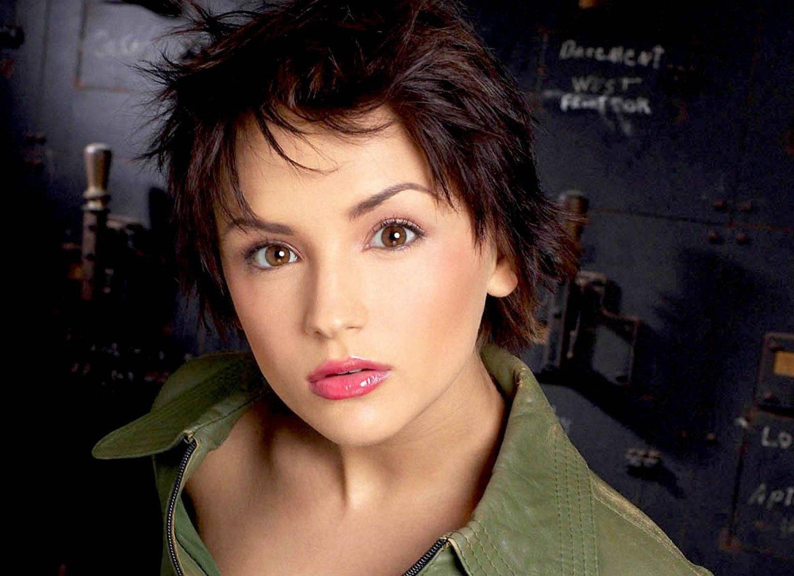 Rachael Leigh Cook In Green Top Wallpaper