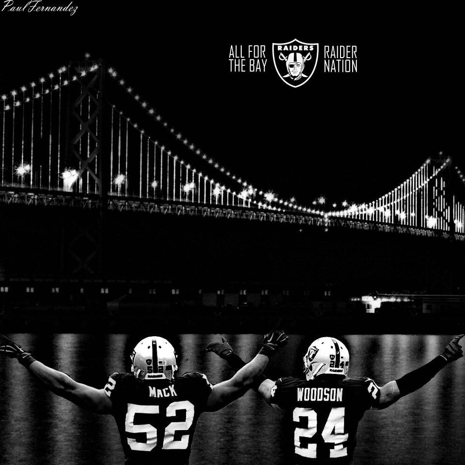 Raiders Player On Bridge Wallpaper