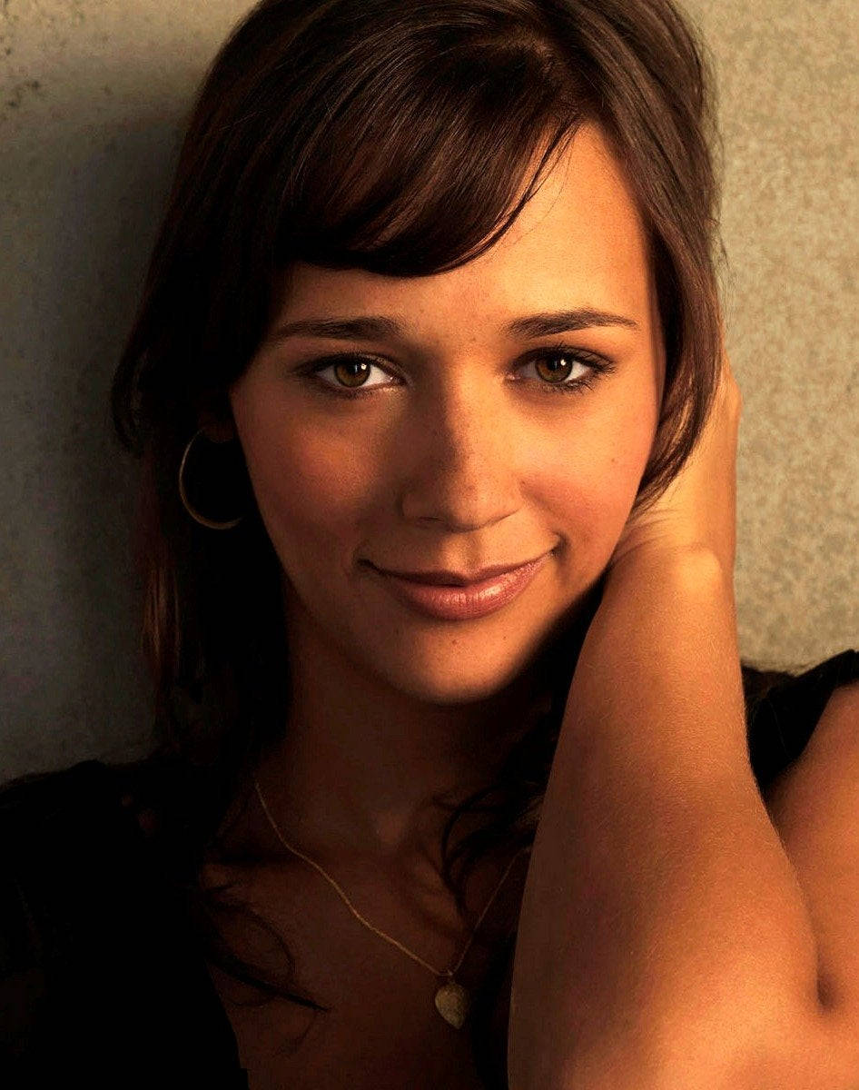 Rashida Jones American Actress Portrait Pose Wallpaper