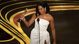 Regina King Holding Trophy At Oscars Wallpaper