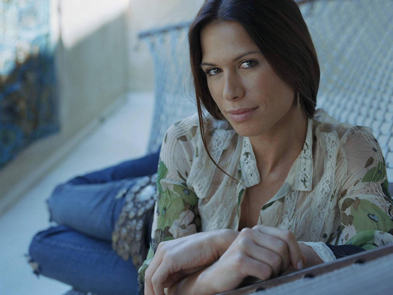 Rhona Mitra In Elegant Attire Wallpaper