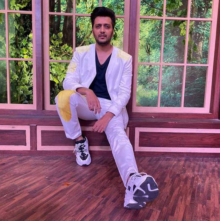 Riteish Deshmukh White Outfit Cool Sneakers Wallpaper