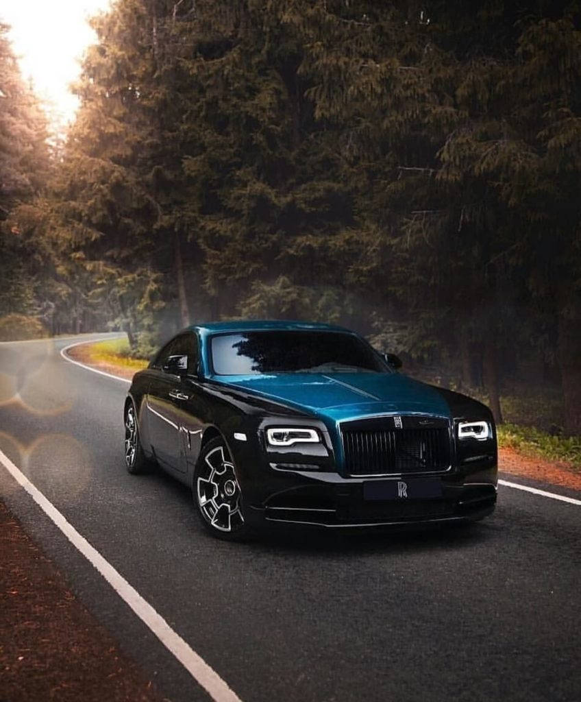 Rolls-royce 4k Green Wraith On Road Wallpaper