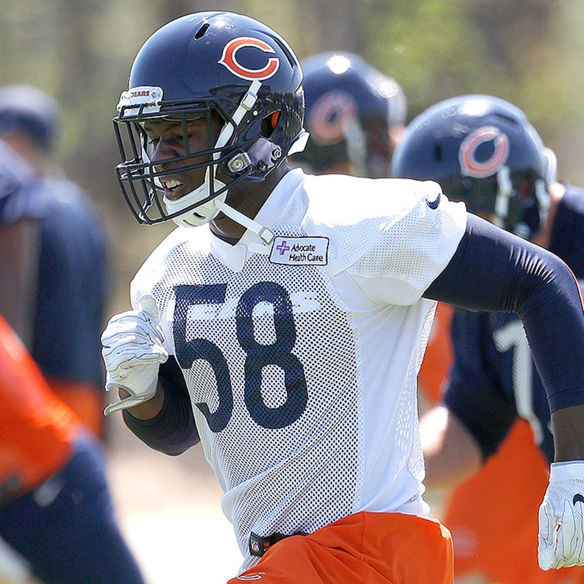 Roquan Smith Jogging With Teammates Wallpaper