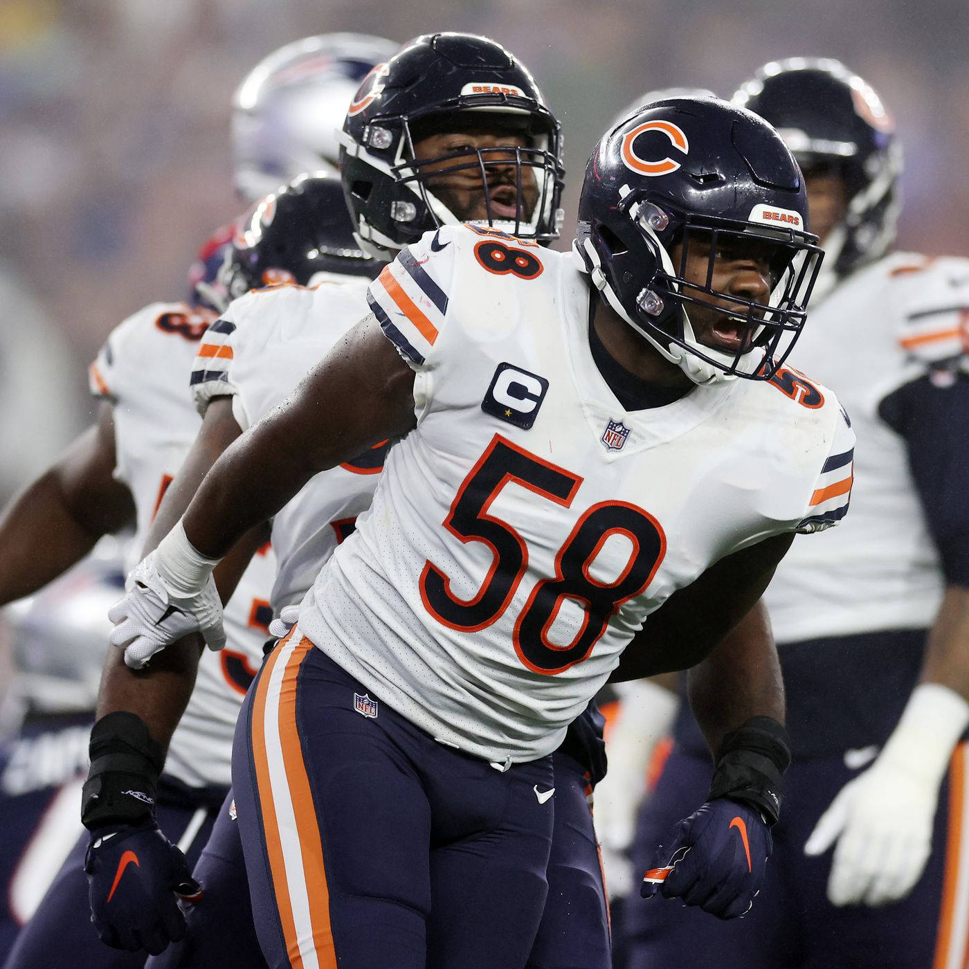 Roquan Smith Playing With Teammates Wallpaper