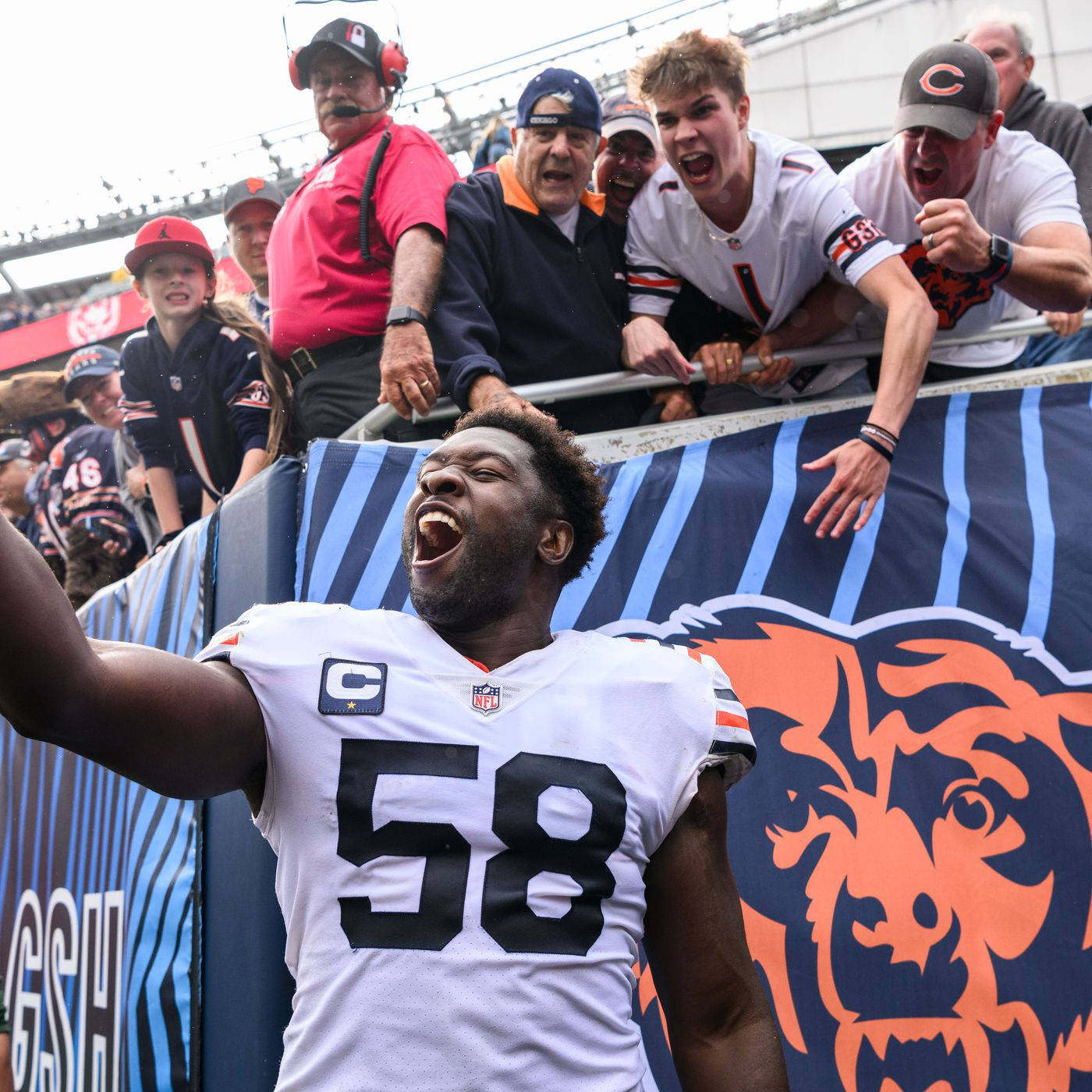 Roquan Smith Taking Pictures With Fans Wallpaper