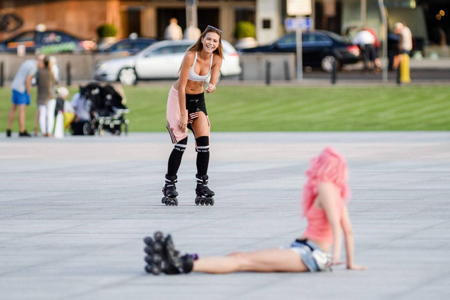 Sandra Kubicka Enjoys Rollerblading With Friend Wallpaper