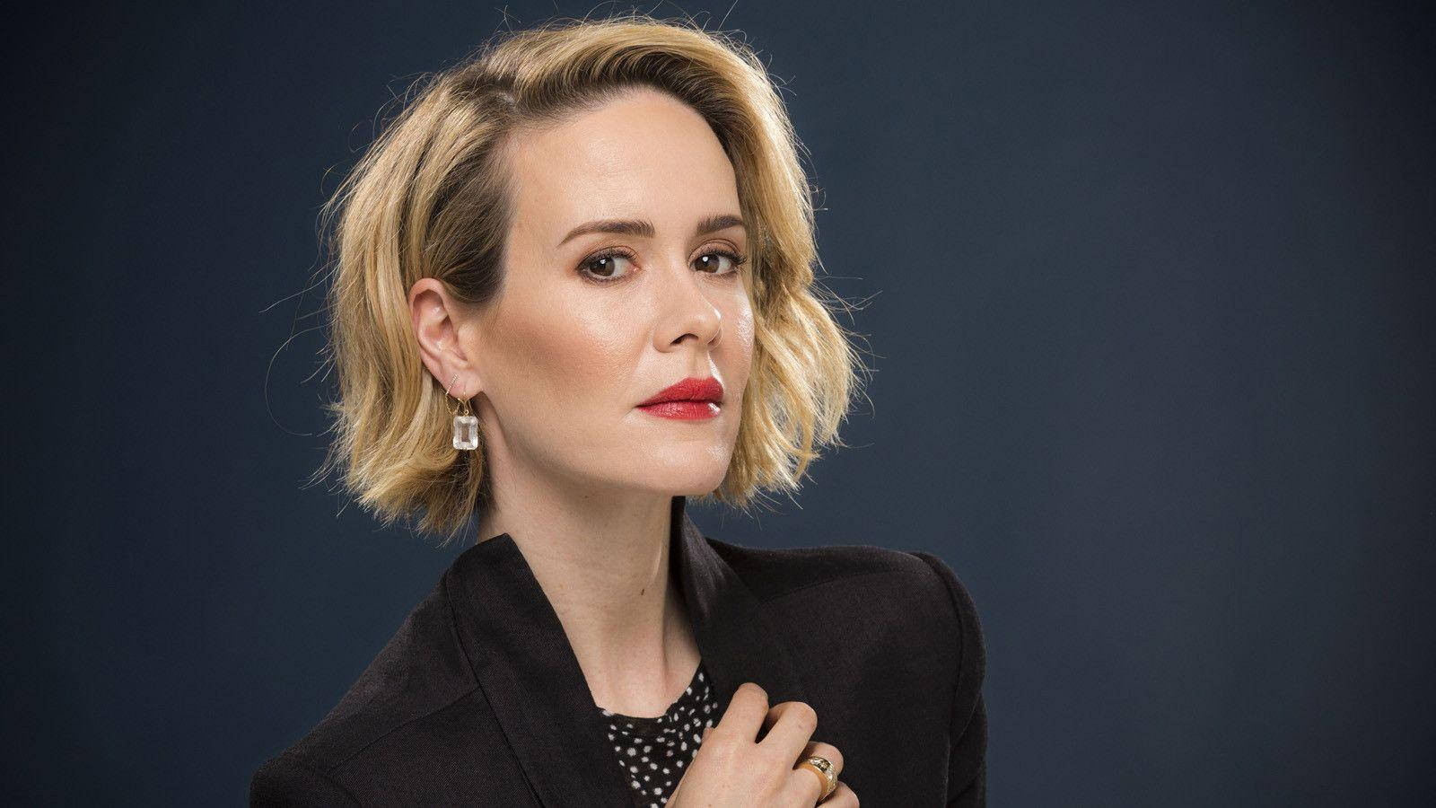 Sarah Paulson On A Dark Background Wallpaper