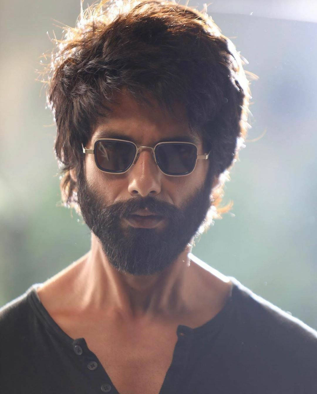 Shahid Kapoor Flaunting His Style With Shades Wallpaper