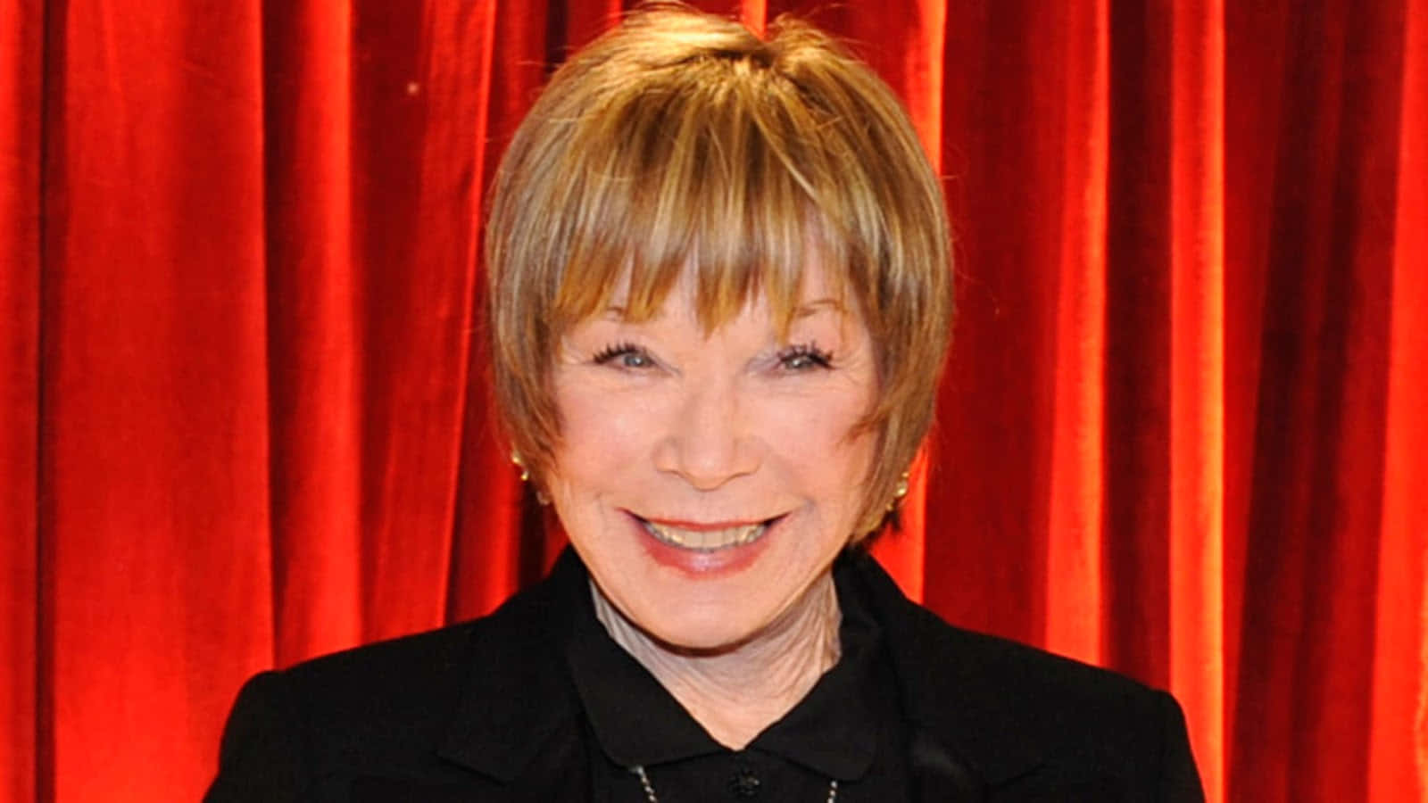 Shirley Maclaine Smiling Wallpaper