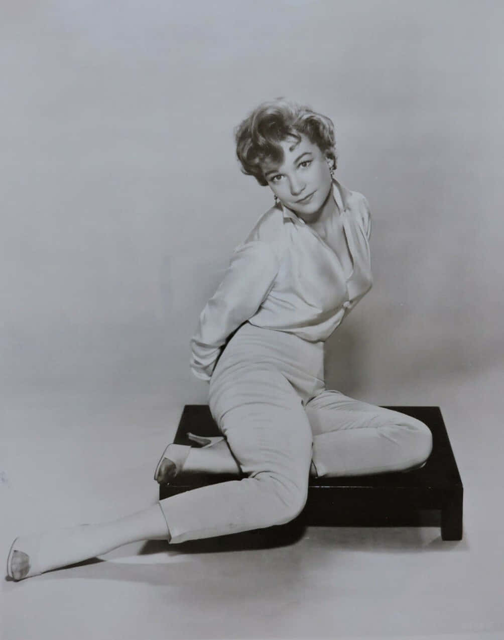 Shirley Maclaine Young Actress Photo Wallpaper