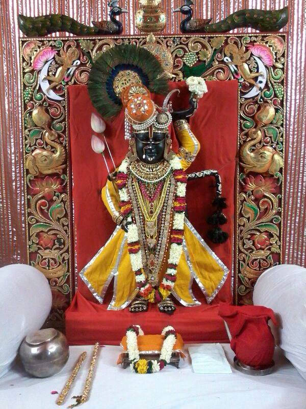 Shrinathji Statue In Red Cloth Wallpaper