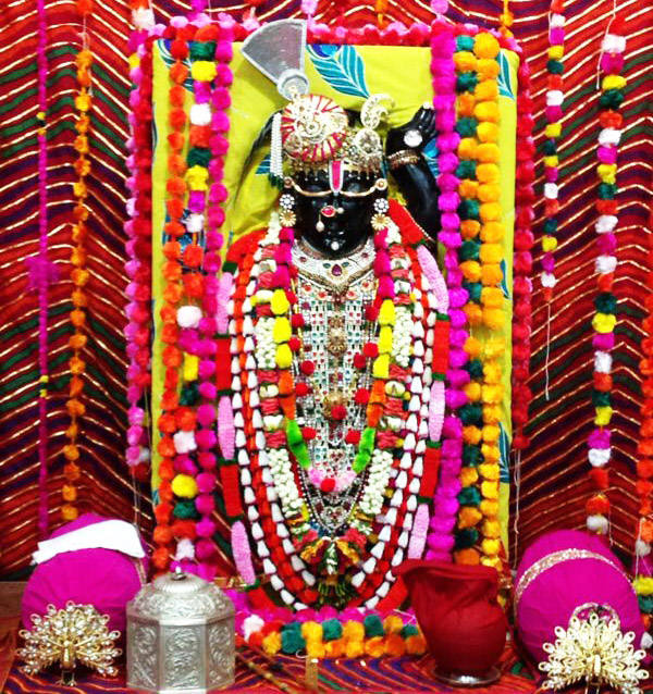 Shrinathji With Garlands Wallpaper