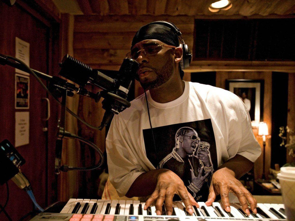 Singer R.kelly Captured At His Home Recording Studio Wallpaper