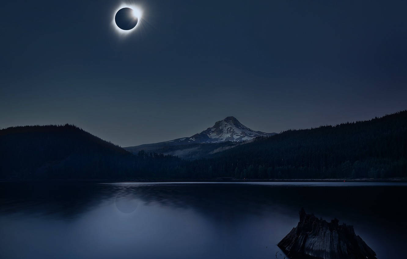 Solar Eclipse On Lakeside Wallpaper