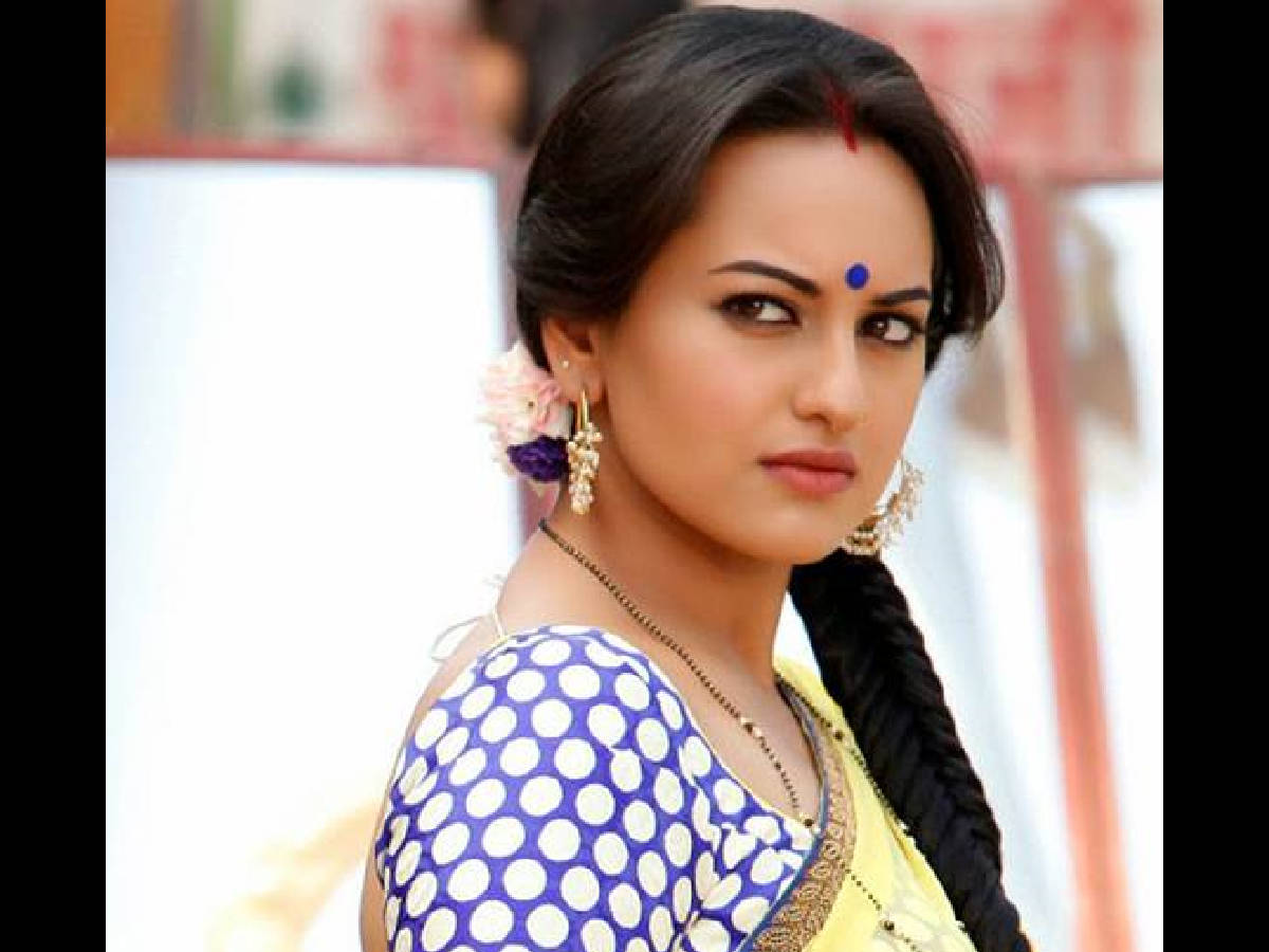 Sonakshi Sinha With Forehead Blue Mark Wallpaper