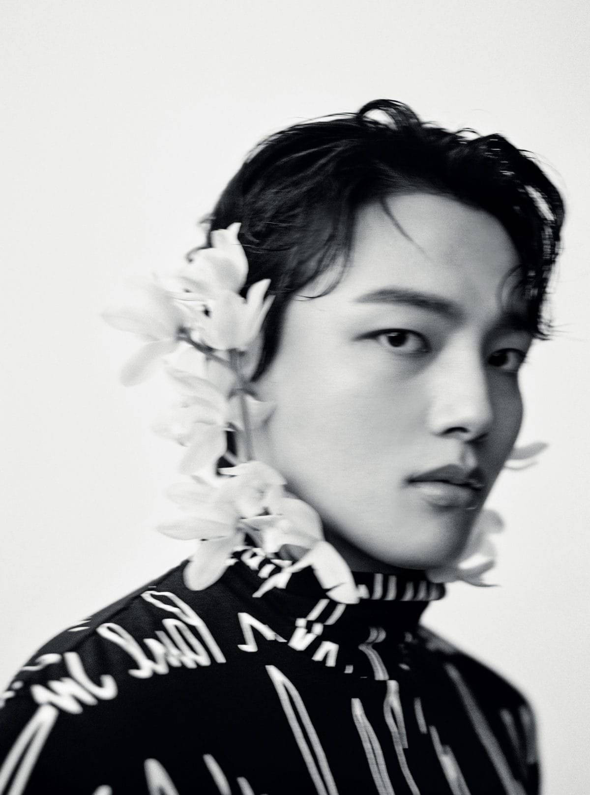 South Korean Actor Yeo Jin Goo Posing With Floral Background Wallpaper