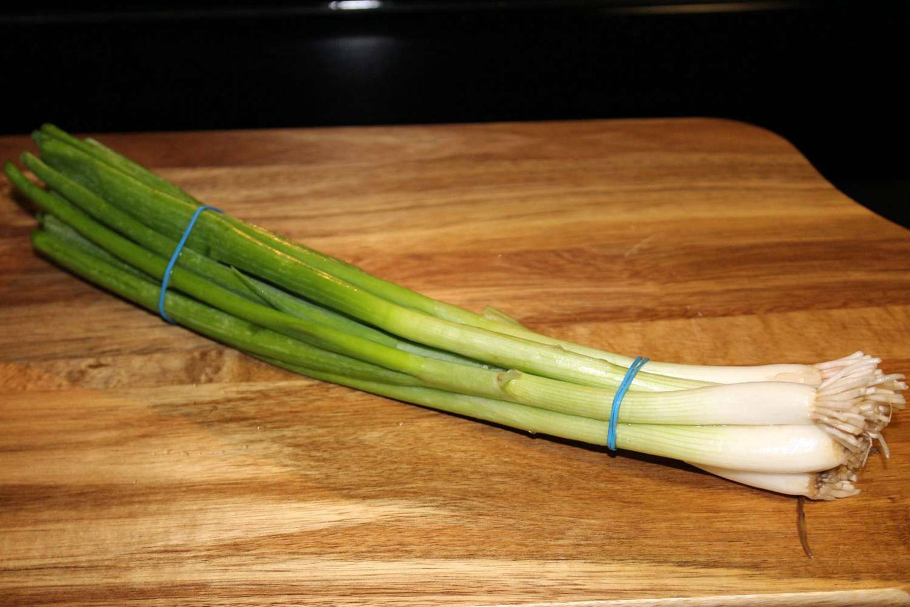 Splendid Long Leaf Green Onion Wallpaper