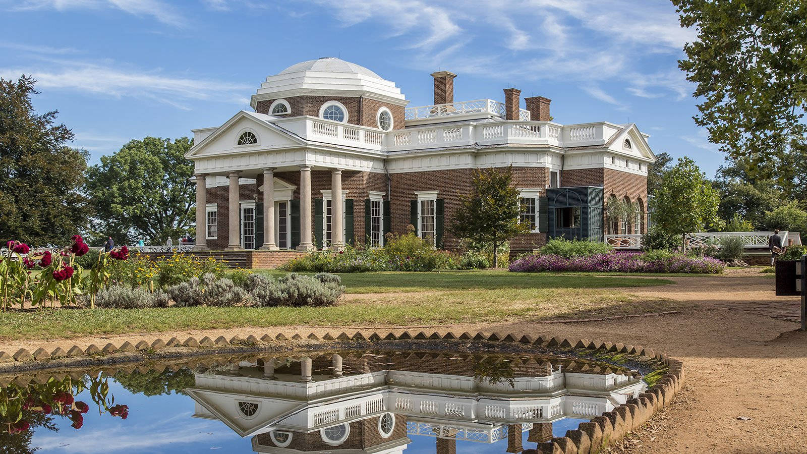 Splendid Monticello Mansion Amidst Vibrant Red Roses Wallpaper