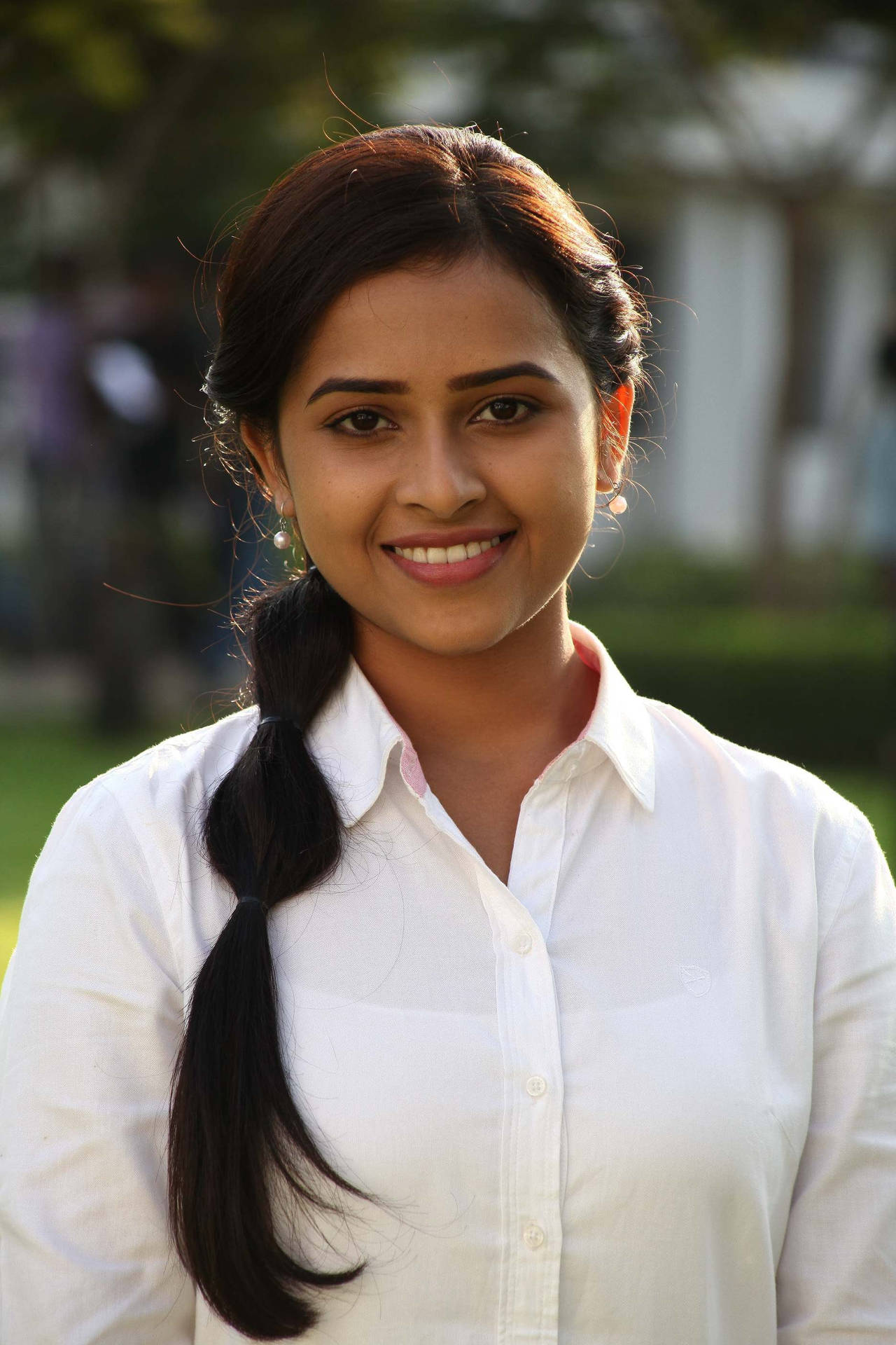 Sri Divya In White Long-sleeved Shirt Wallpaper