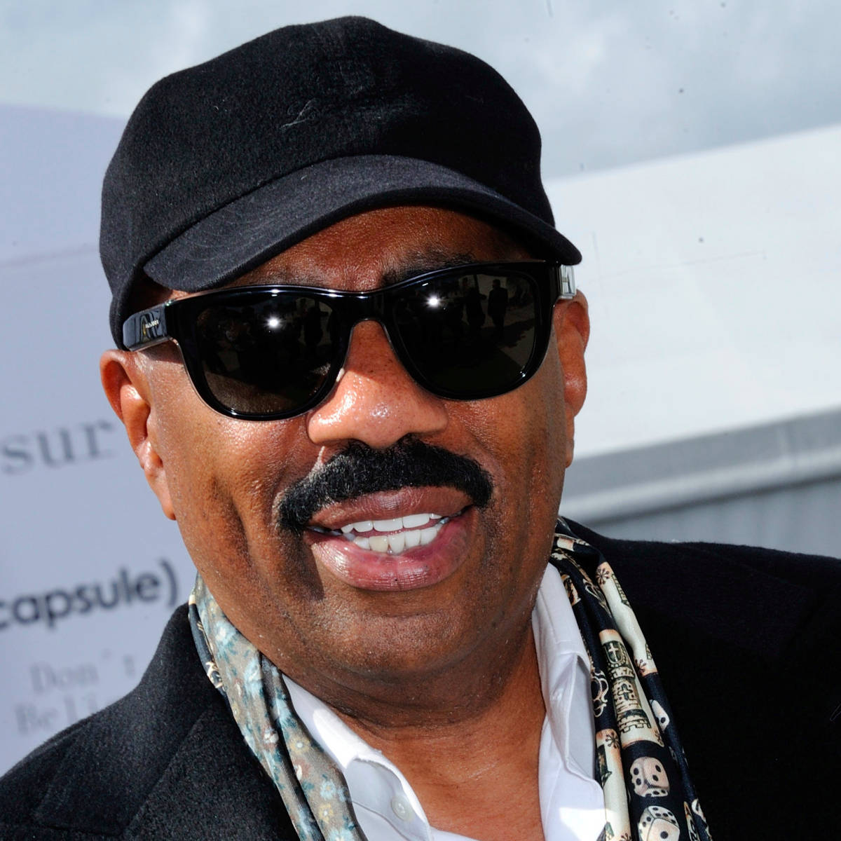 Steve Harvey Wearing Black Cap With Sunglasses Wallpaper