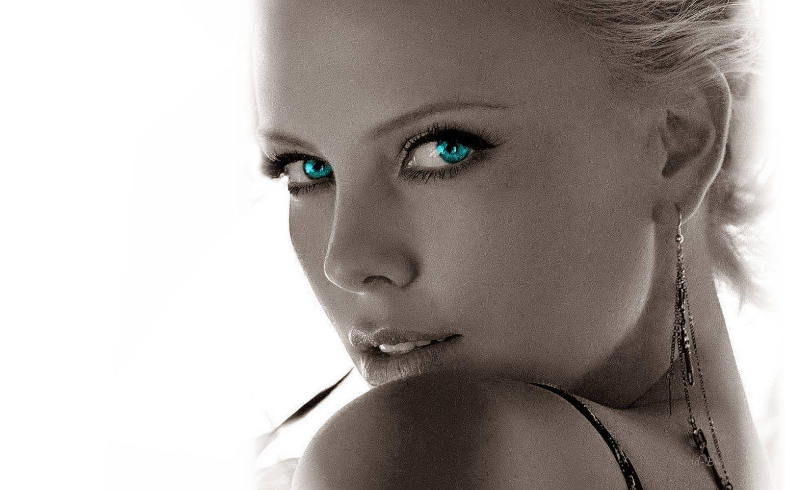 Stunningly Beautiful Charlize Theron Close Up Wallpaper