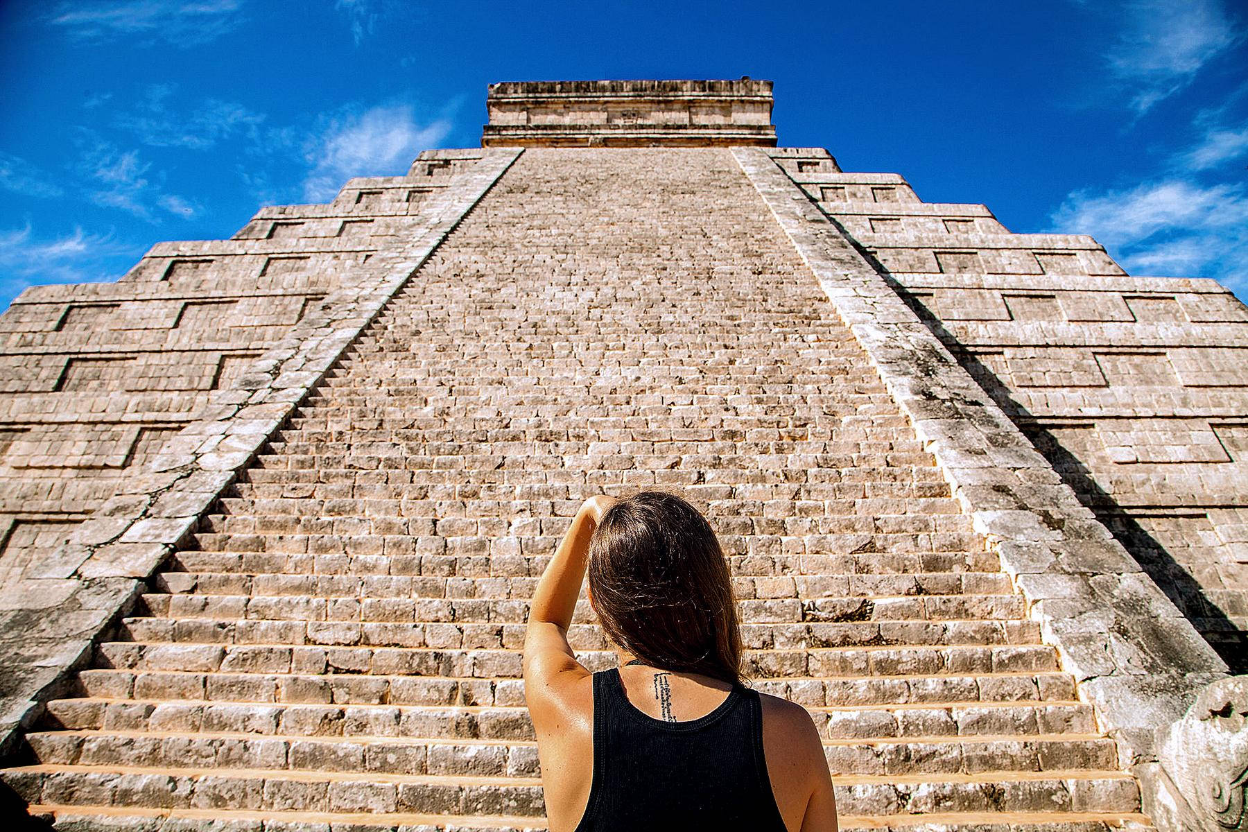 Temple Of Kukulkan In Chichen Itza Wallpaper