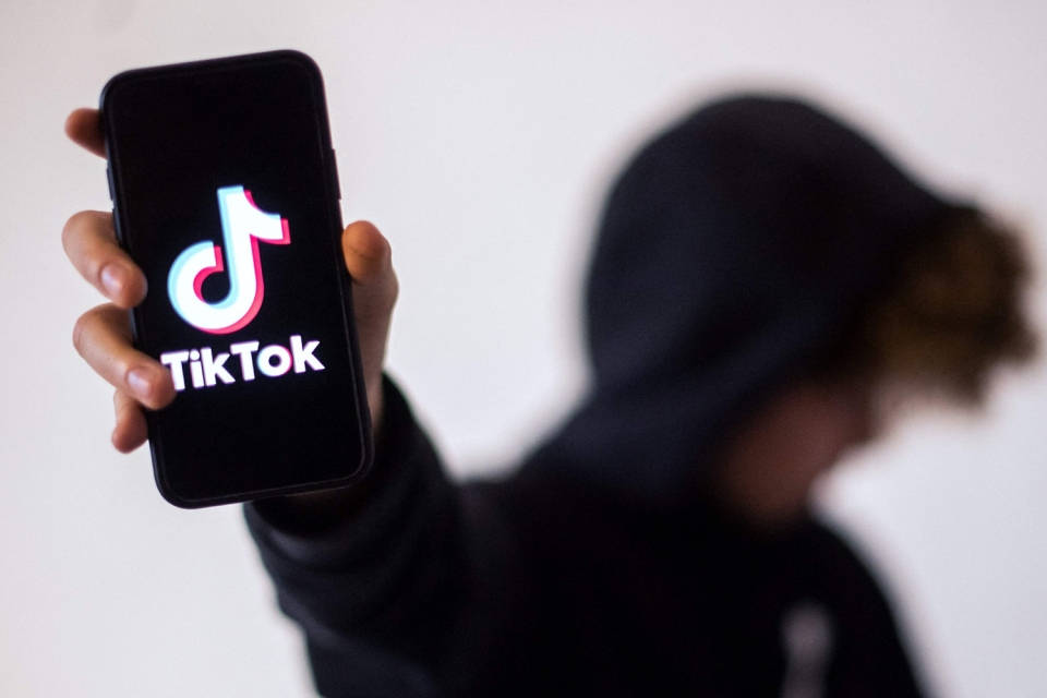 Tiktok Pfp Advertisement Wallpaper