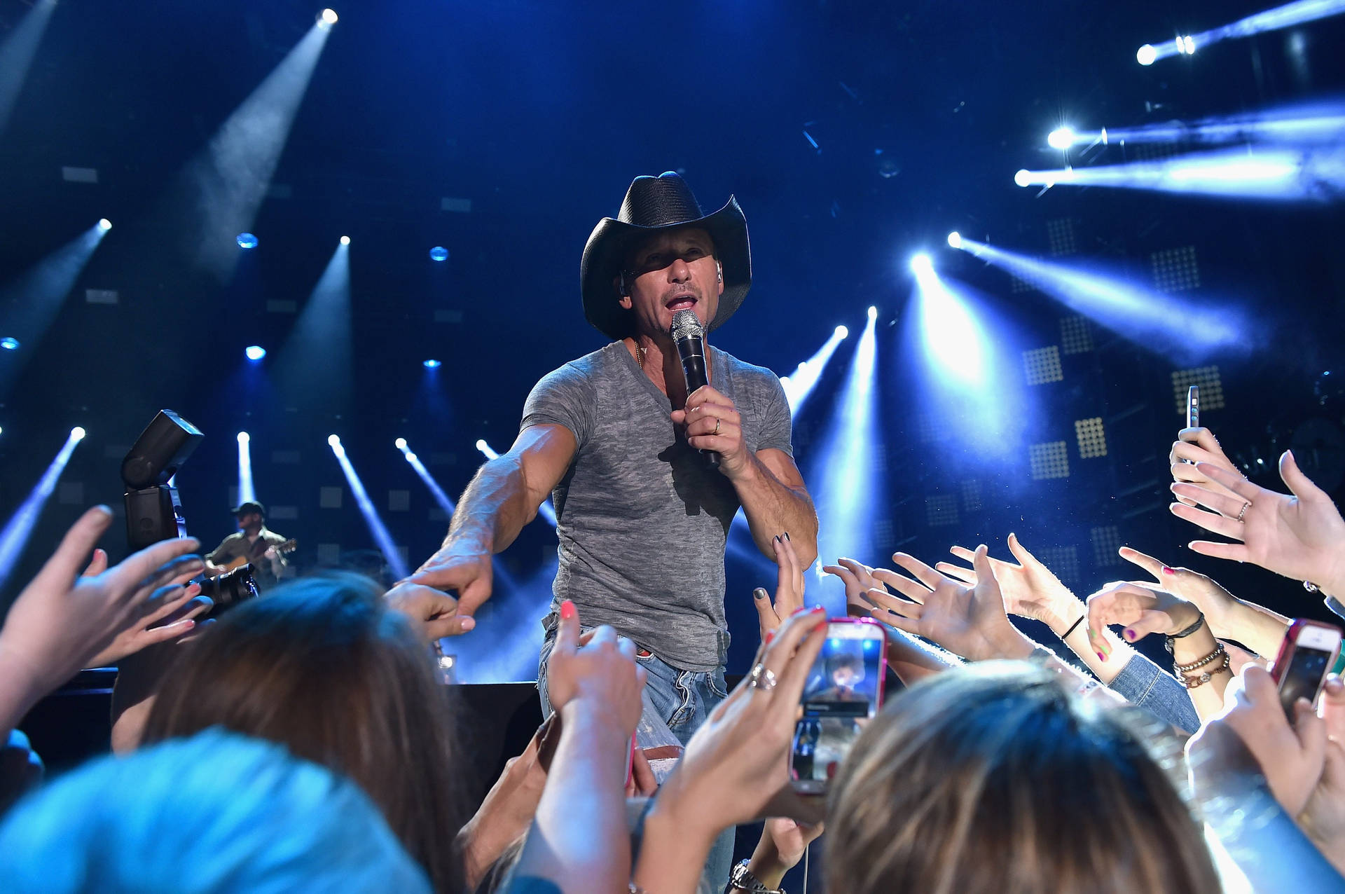 Tim Mcgraw Reaching To Fans Stage Wallpaper