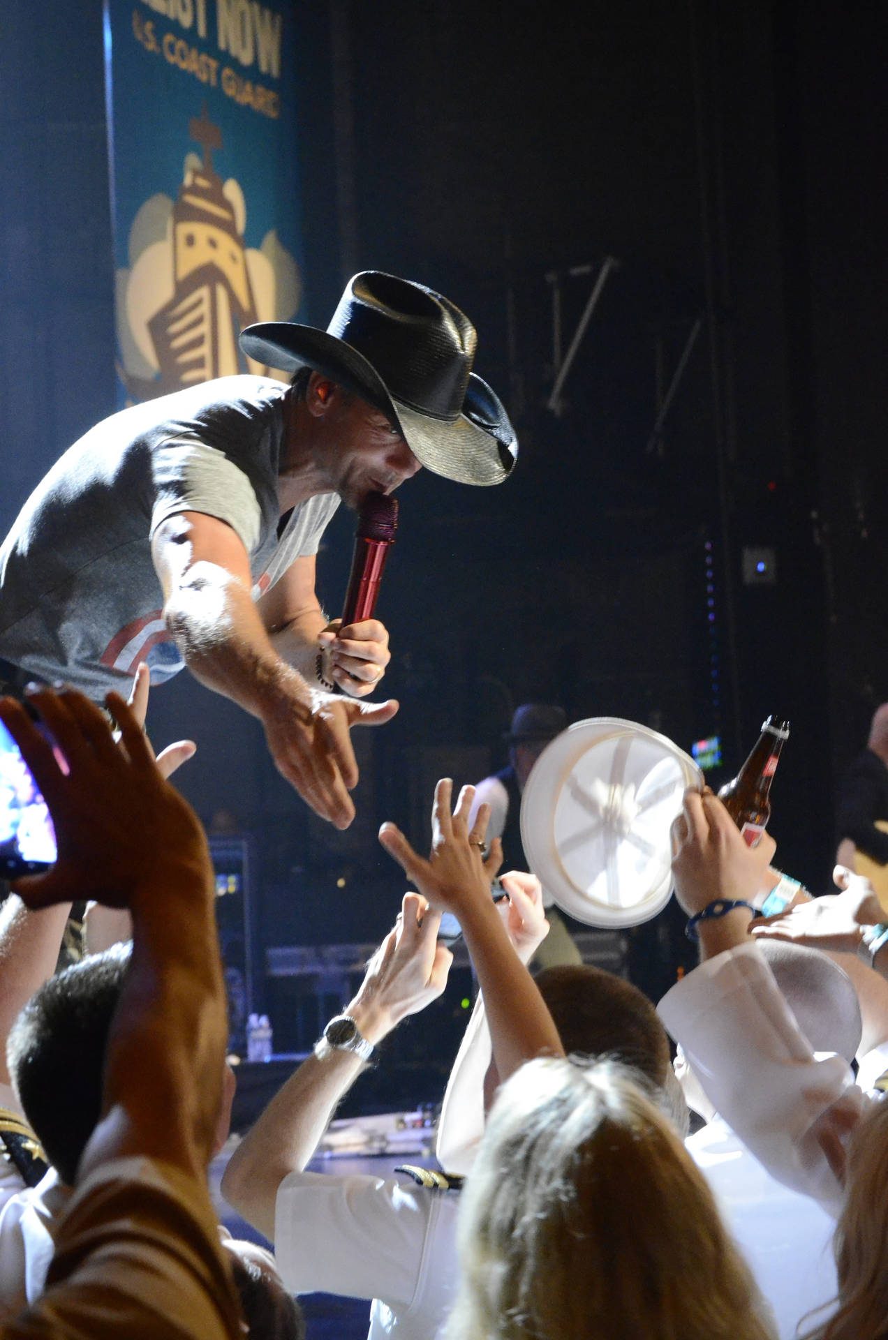 Tim Mcgraw Shake Fan's Hand Wallpaper