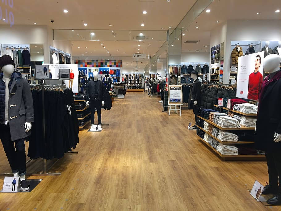 Uniqlo Center Isle Photograph Wallpaper