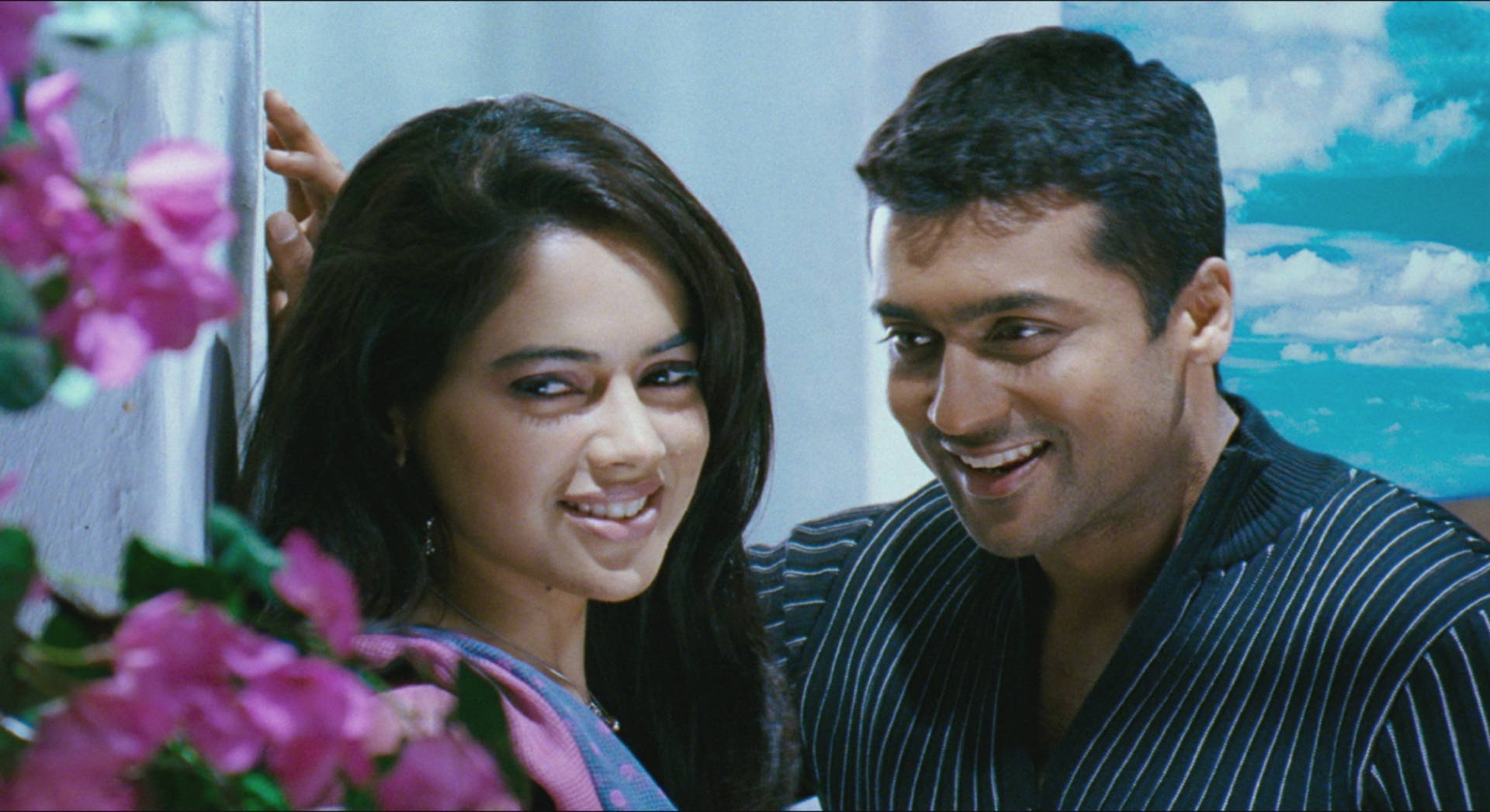 Vaaranam Aayiram Surya Smiling At Meghna Wallpaper