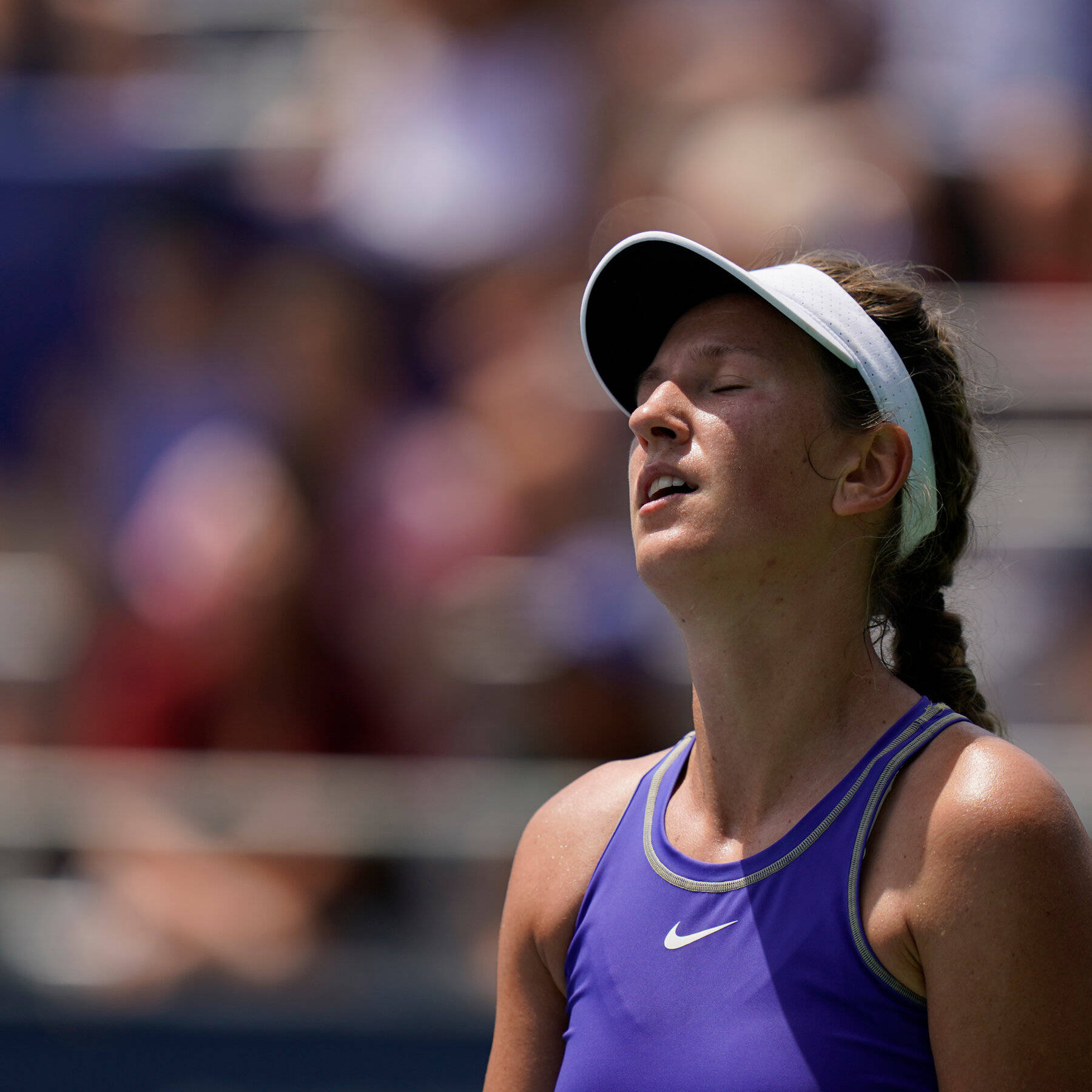 Victoria Azarenka In Purple Looking Up Wallpaper