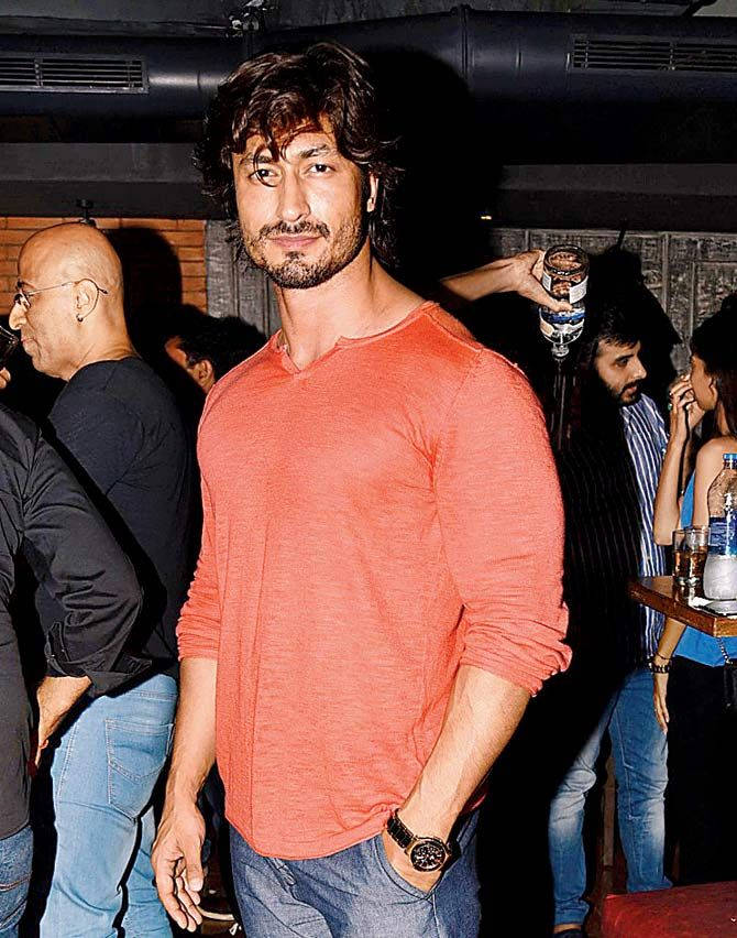 Vidyut Jamwal Flaunts His Casual Yet Classy Style Wallpaper