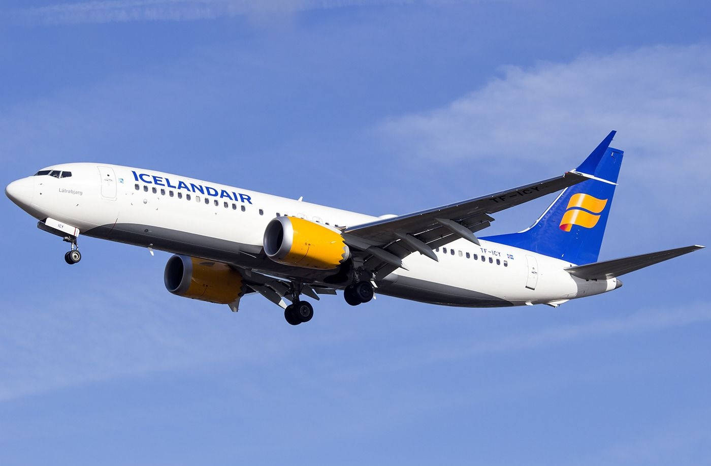 Winging Icelandair Airplane Under The Sky Wallpaper