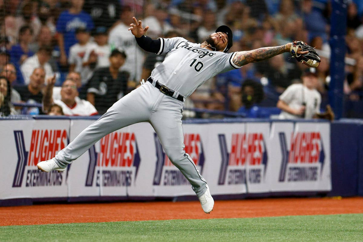 Yoan Moncada Jumping To Catch Ball Wallpaper