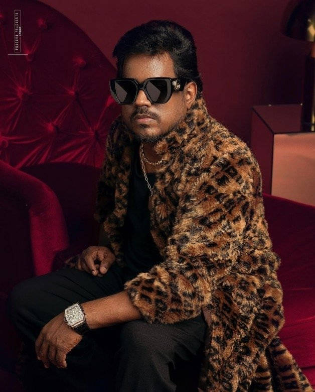 Yuvan Shankar Raja Tiger Fur Clothing Wallpaper