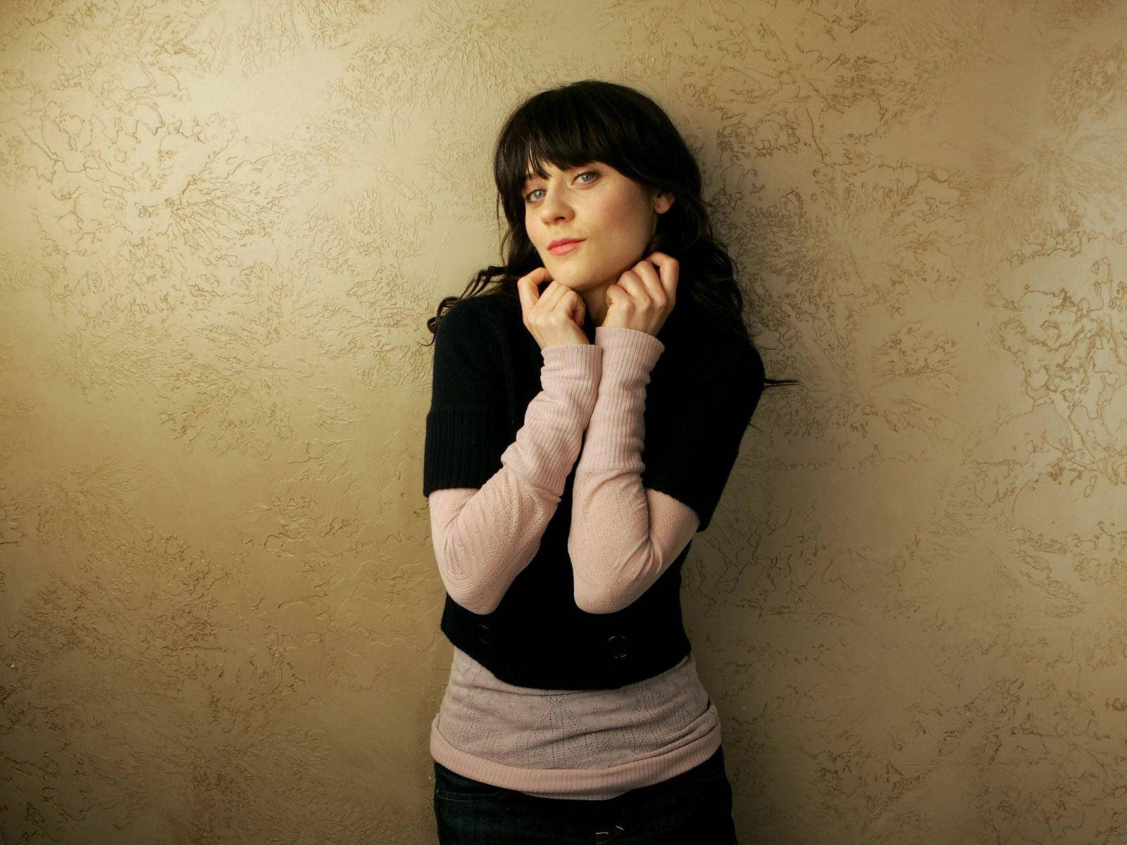 Zooey Deschanel Cute Pose Gold Aesthetic Wallpaper