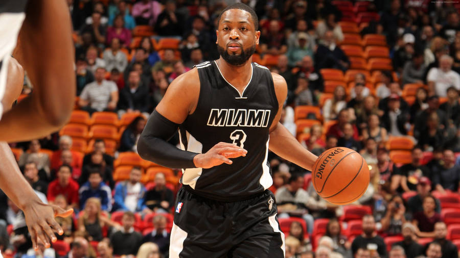 4k Basketball Wade In Black Jersey Wallpaper