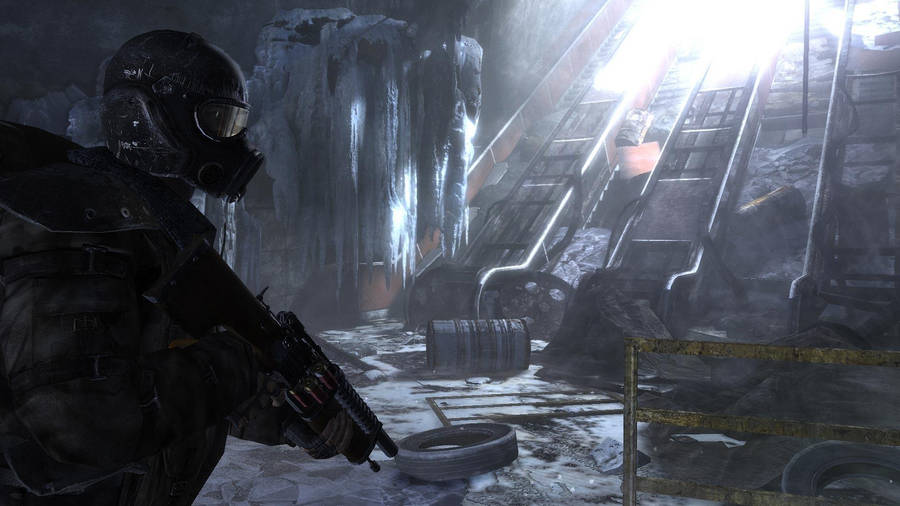 4k Metro 2033 Soldier Looking At Escalator Wallpaper