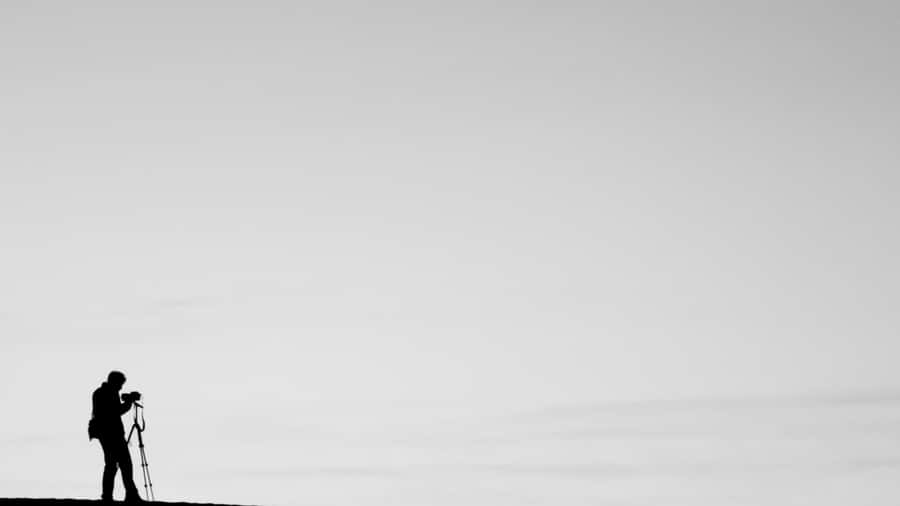 4k Minimal Silhouette Of Photographer Wallpaper