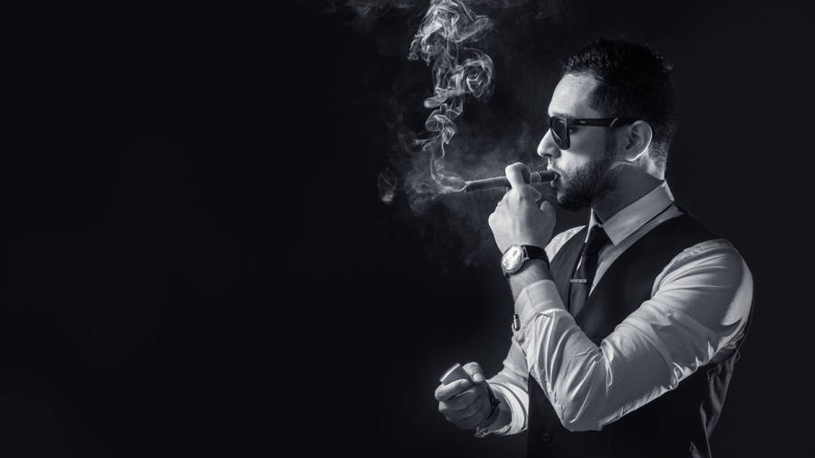 4k Ultra Hd Black Smoking Man Wallpaper