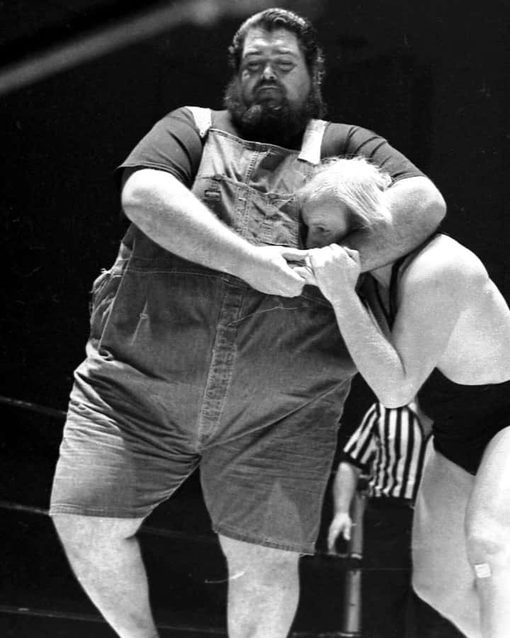 600 Pounds Wrestler Haystacks Calhoun In A Match Wallpaper